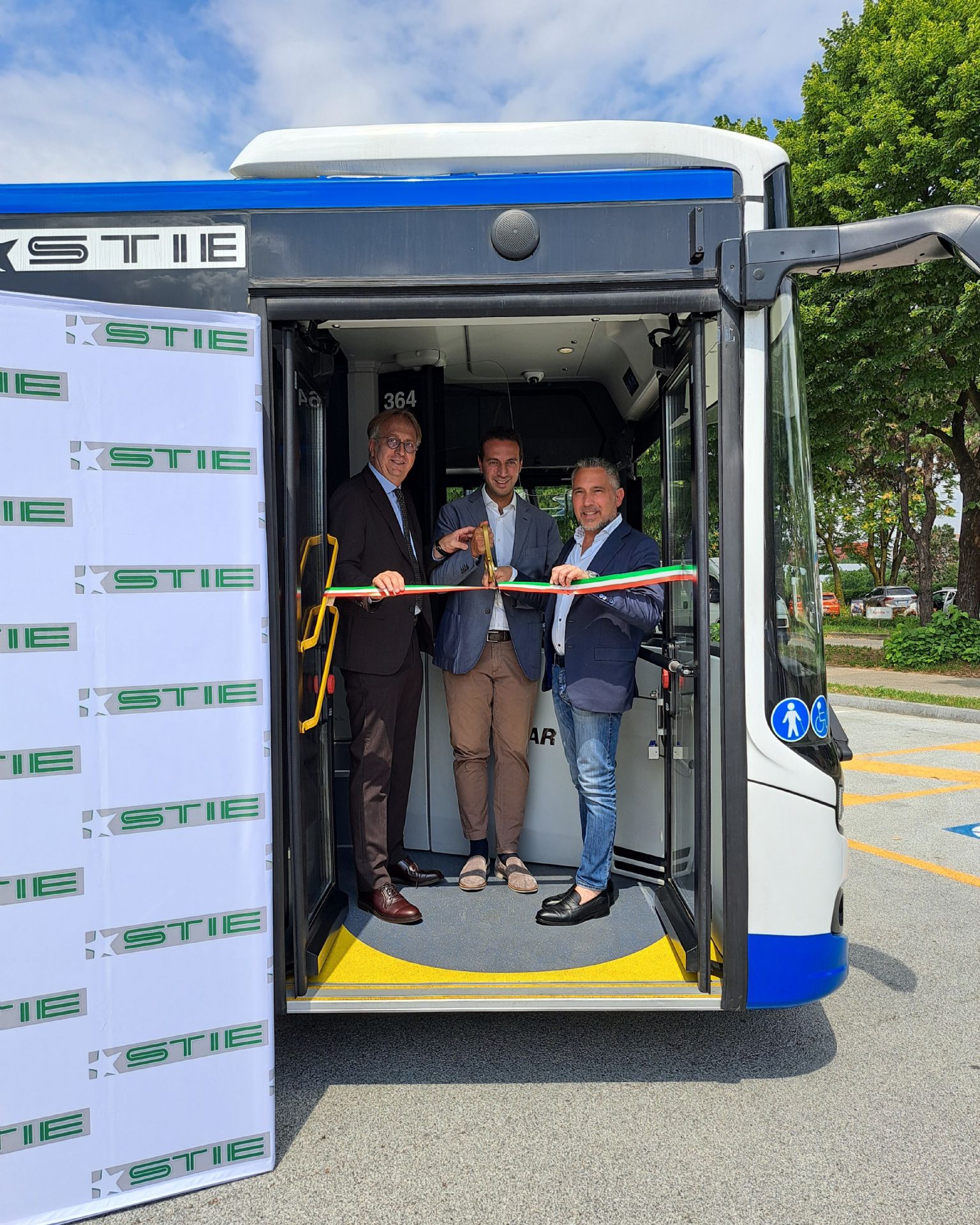 Pierluigi Zoncada, Andrea Orlandi e Franco Lucente al taglio del nastro dei nuovi bus Stie