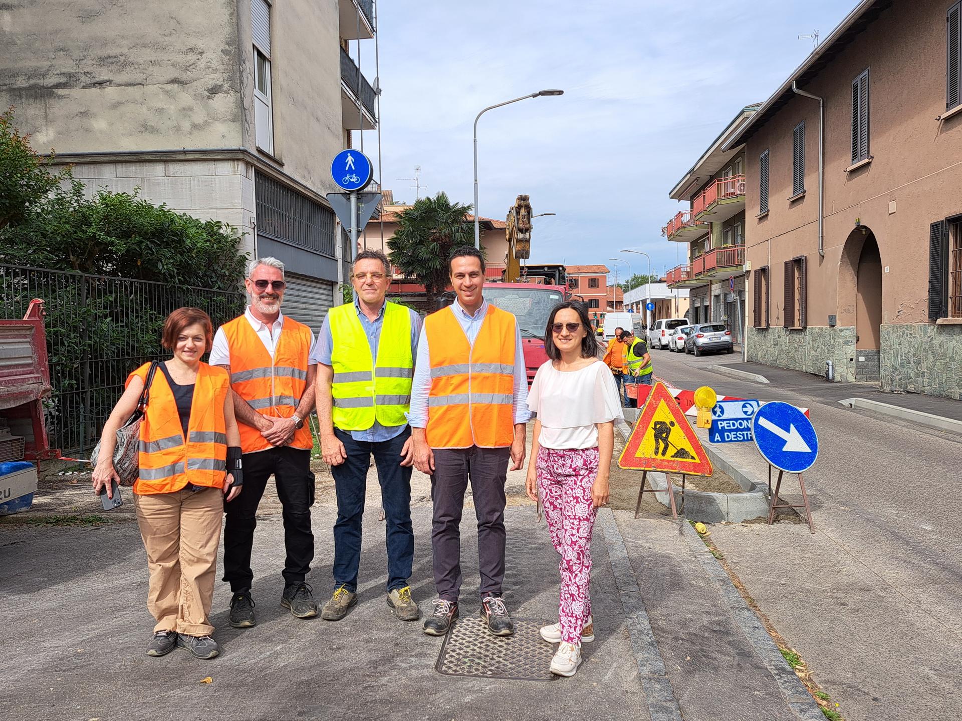 Andrea Orlandi con l’assessora Valentina Giro, la dirigente ai Lavori Pubblici Annapaola Menotti, il geometra del Servizio Infrastrutture Alessandro Manfredi e un tecnico dell’impresa 