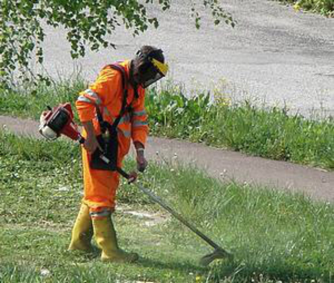operatore che taglia  l'erba