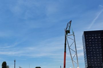 Nella foto le autorità presenti con alcuni atleti paralimpici di hochey su ghiaccio mentre viene issato il primo pilastro della Fiera Ice Arena davanti a Porta sud