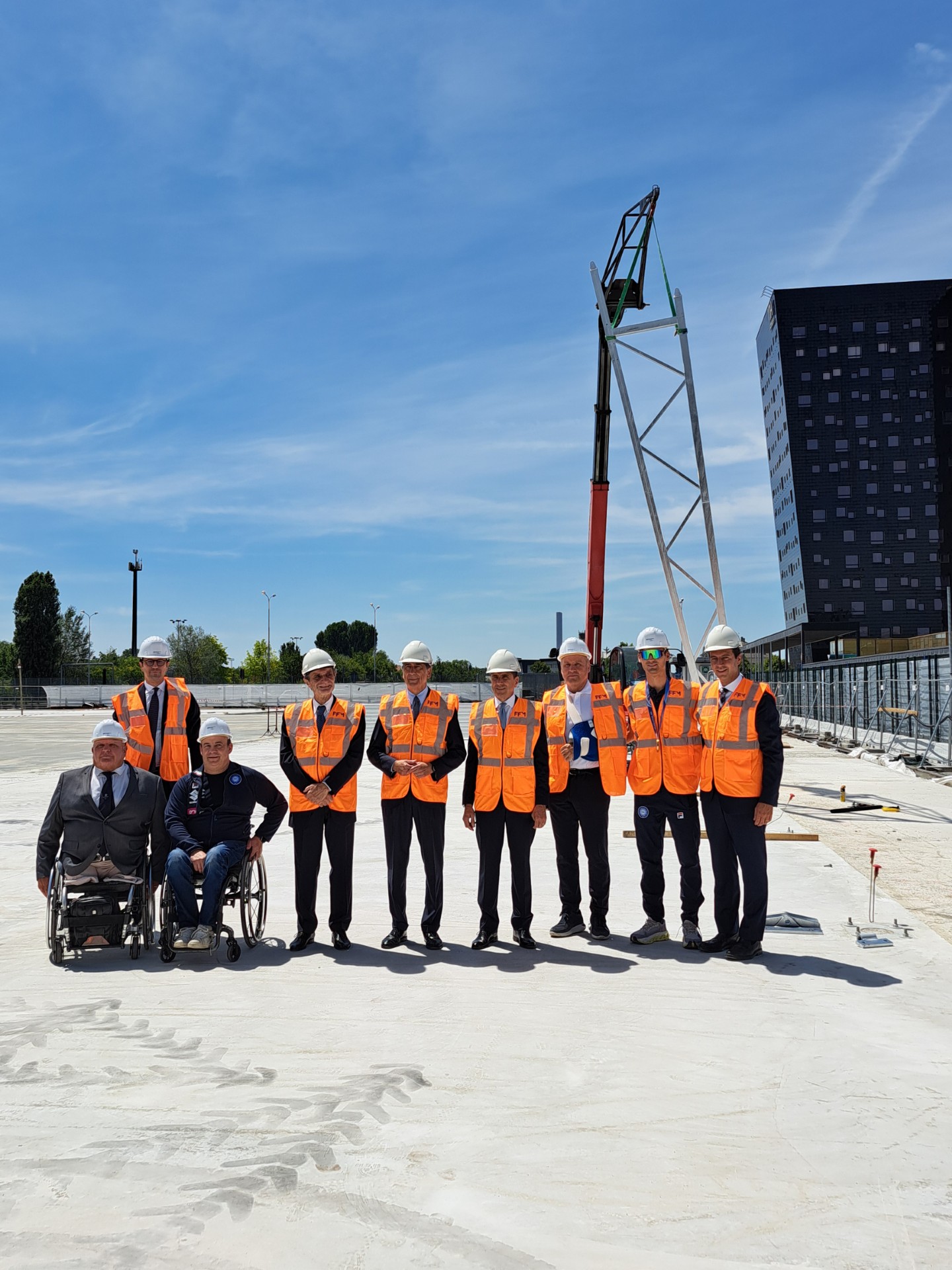 Nella foto le autorità presenti con alcuni atleti paralimpici di hochey su ghiaccio mentre viene issato il primo pilastro della Fiera Ice Arena davanti a Porta sud