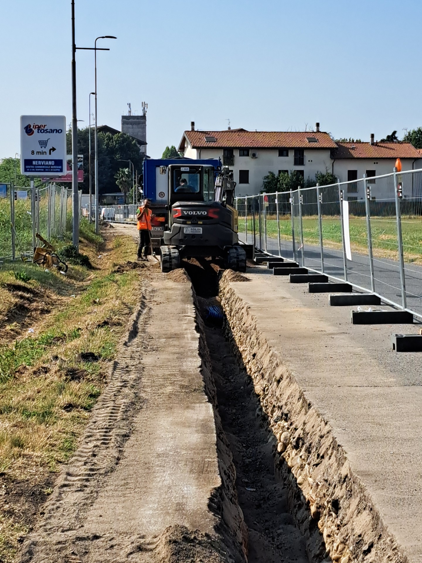Il cantiere in corso su via Lainate, nel tratto compreso tra la strada per Cascina Fara e la Statale 33 del Sempione