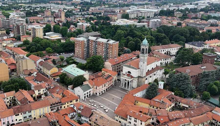Nella foto una veduta del centro e di Piazza San Vittore dall'alto