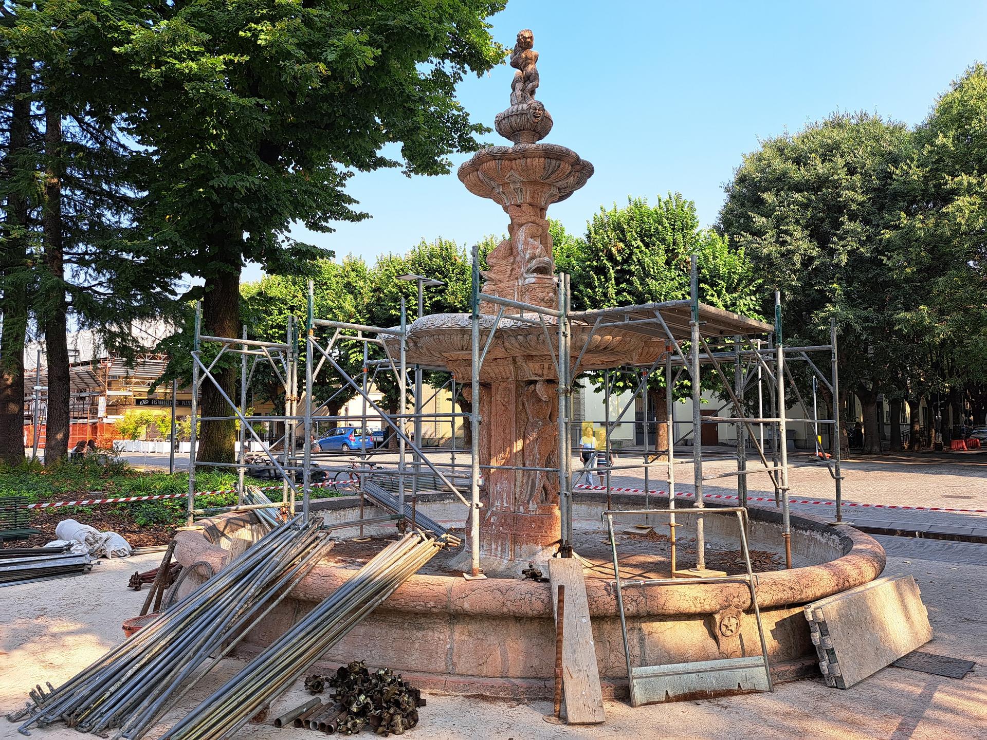 Nella foto la fontana durante il montaggio dei ponteggi  
