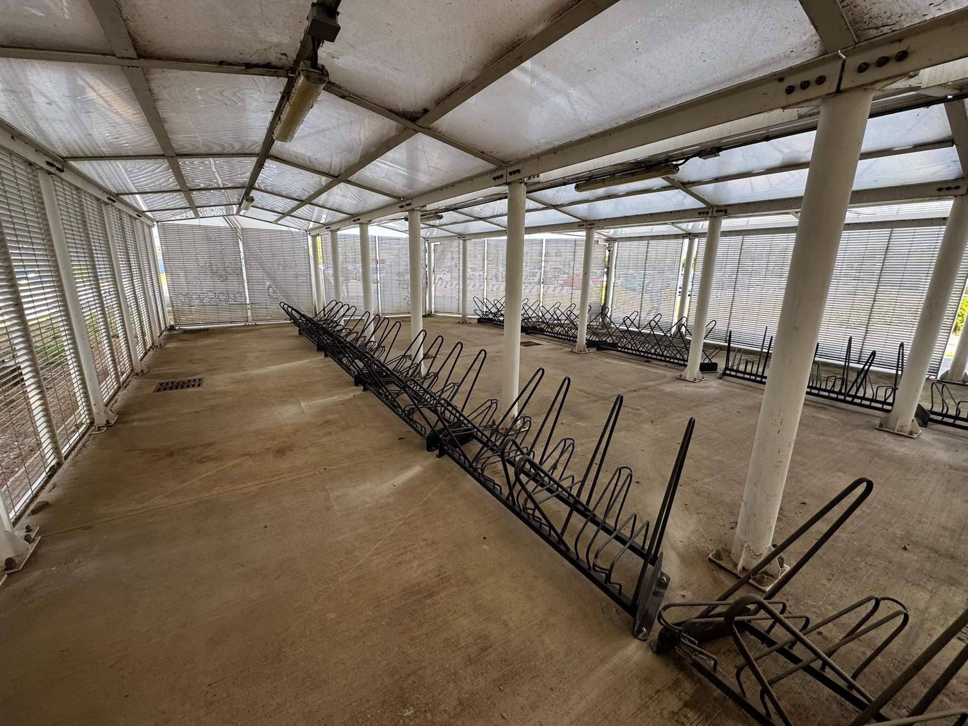 Nella foto la ciclostazione di piazza Costellazione appena rinnovata, in allegato il cantiere per il raccordo tra il plesso Franceschini e il parco Ghisolfa e una immagine delle innaffiature
