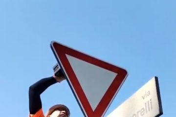 Nella foto la sostituzione di uno dei cartelli stradali in via Vigorelli