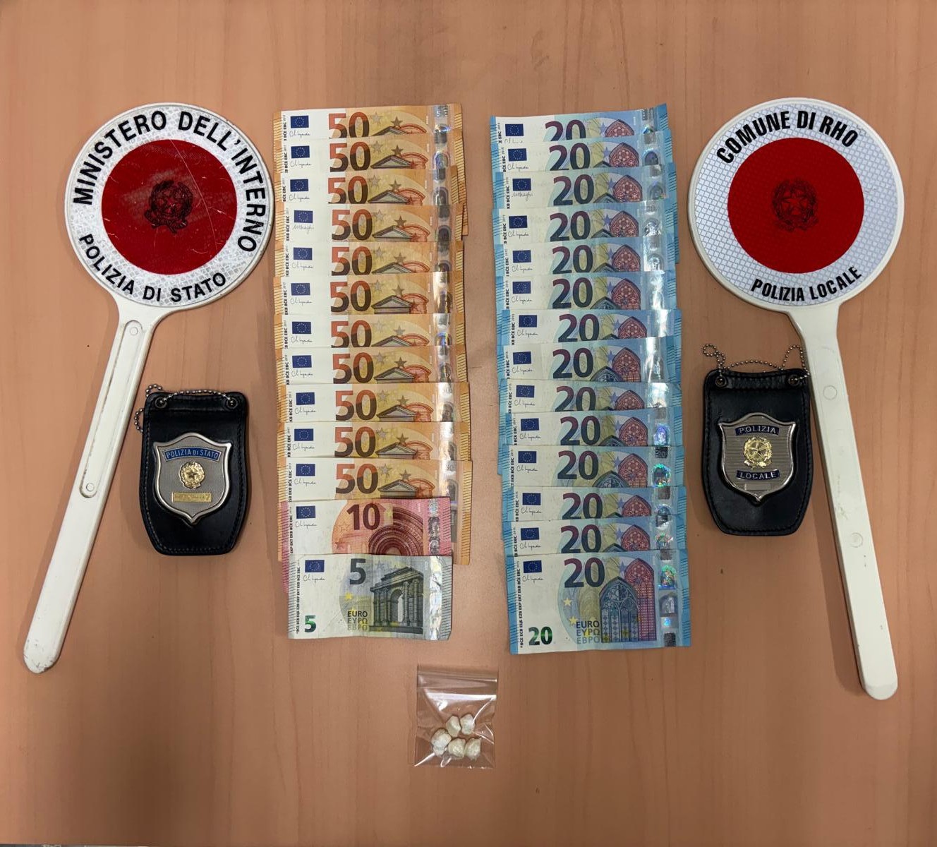 Nella foto la droga e il denaro sequestrati
