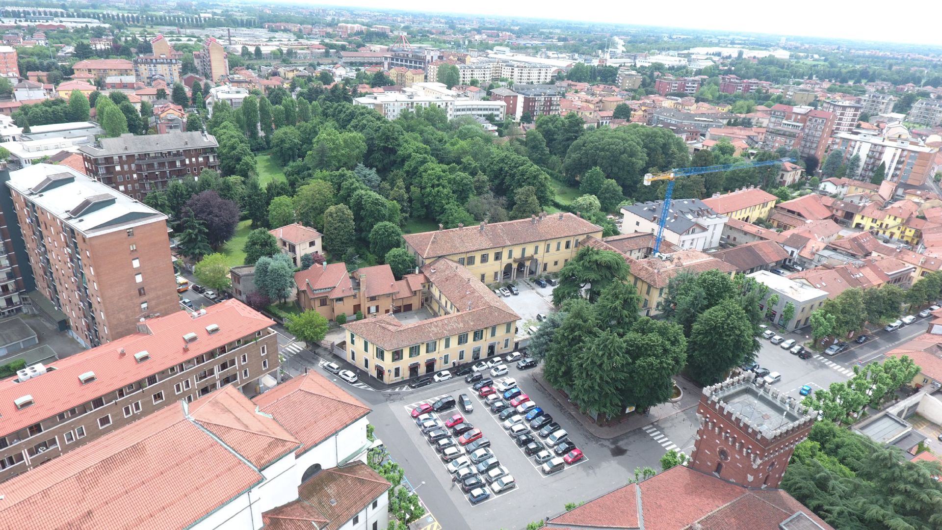 Piazza Visconti parcheggio  auto dall'alto