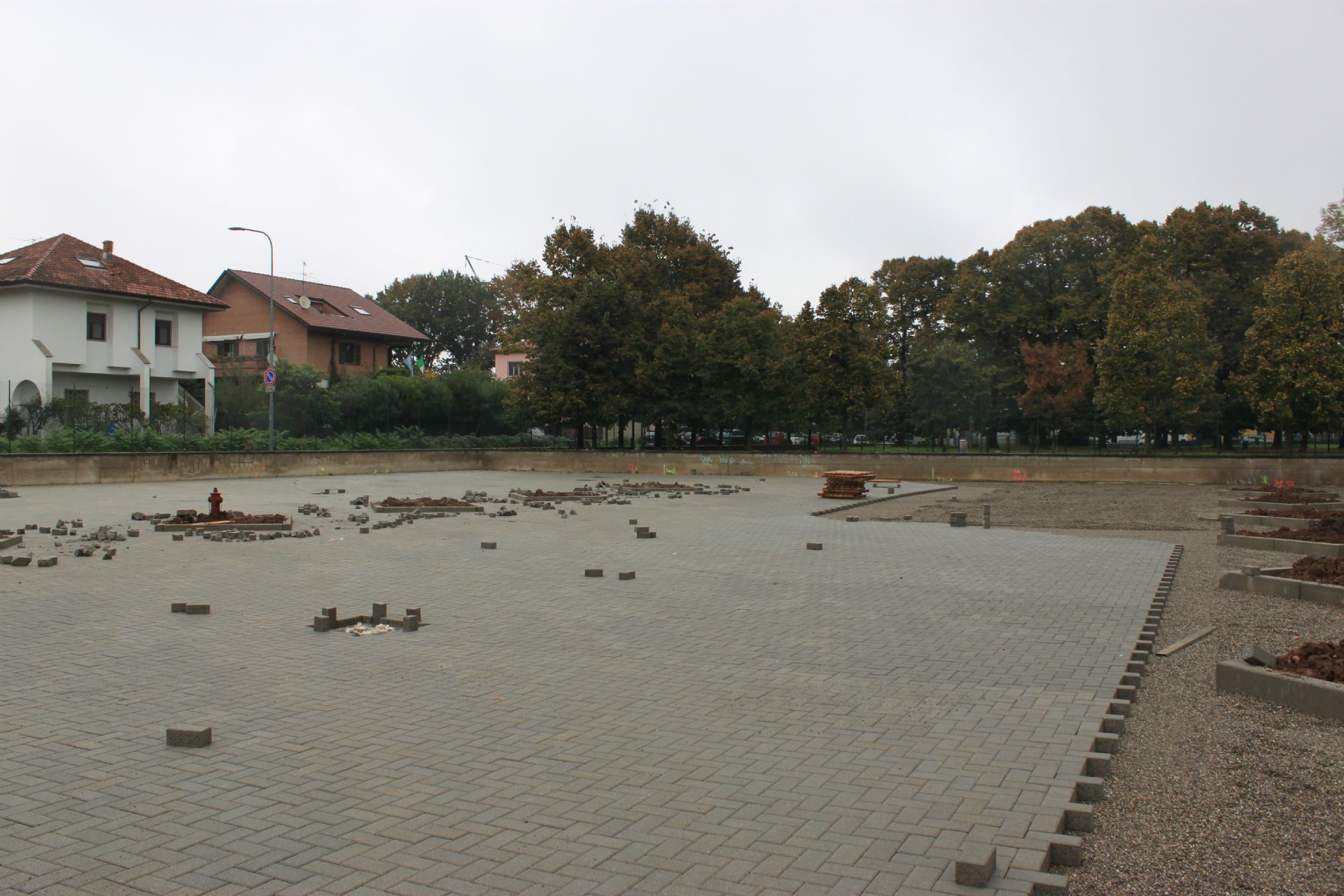 Parcheggio via Zara - lavori in corso, posizionamento autobloccanti