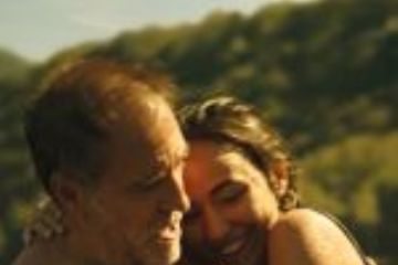 Titolo del film Cinque secondi due attori abbracciati nell'acqua