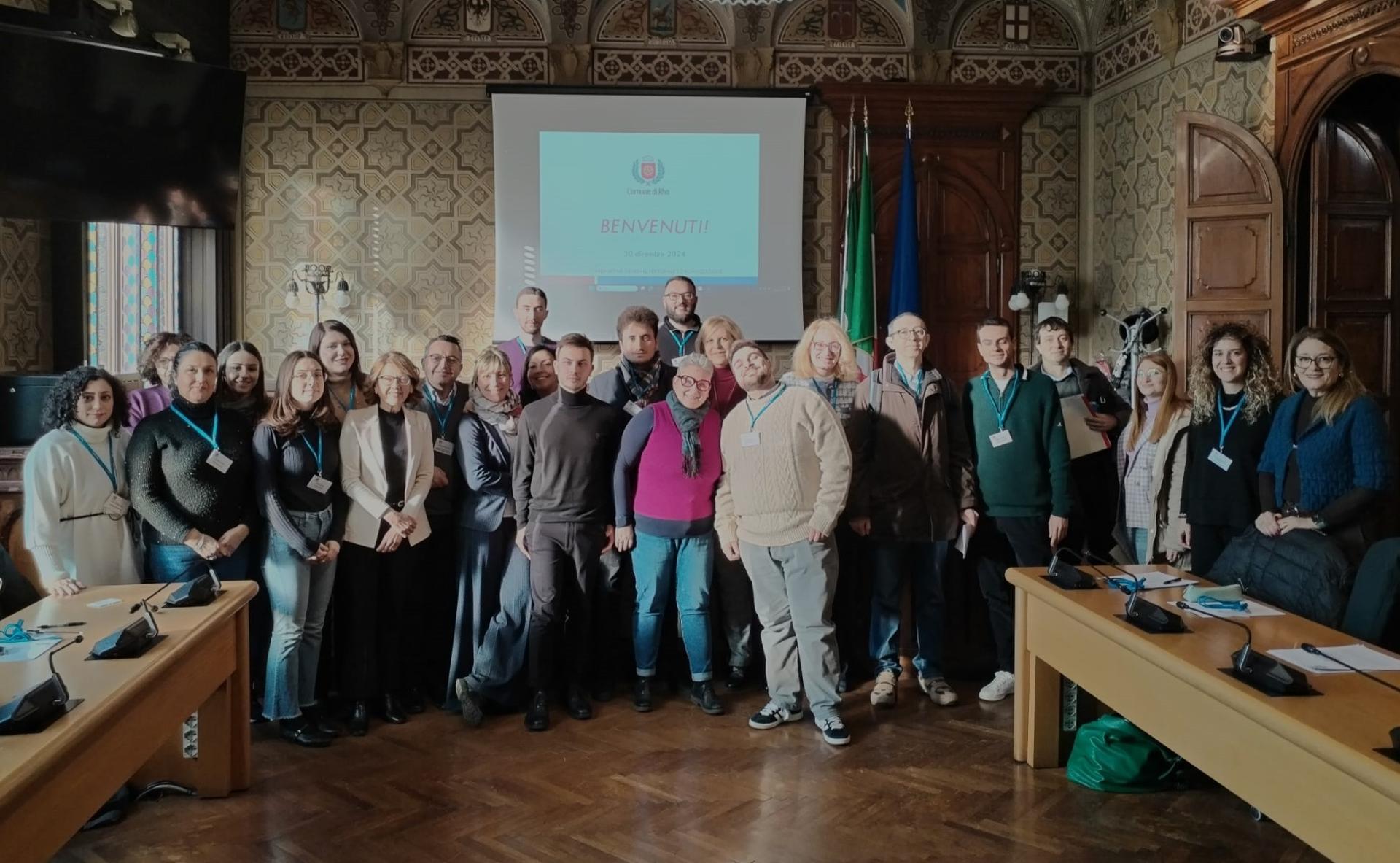 Foto di gruppo con i nuovi assunti al Comune di Rho insieme alla dirigente Emanuela Marcoccia e allo staff delle risorse umane.