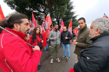 Il Sindaco Andrea Orlandi al presidio dei lavoratori Freudenberg