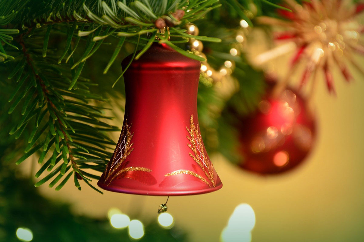 particolare albero di Natale campanella rossa in primo piano