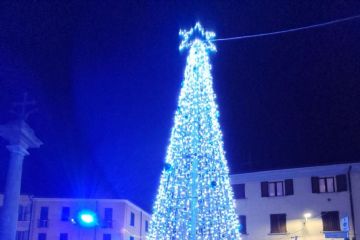 foto piazza san Vittore accensione albero di Natale Sindaco con forze dell'ordine