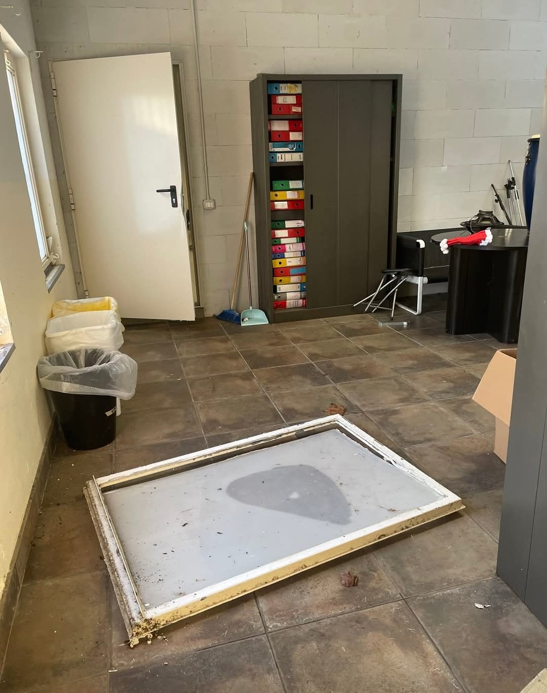  uno degli infissi divelti dai vandali