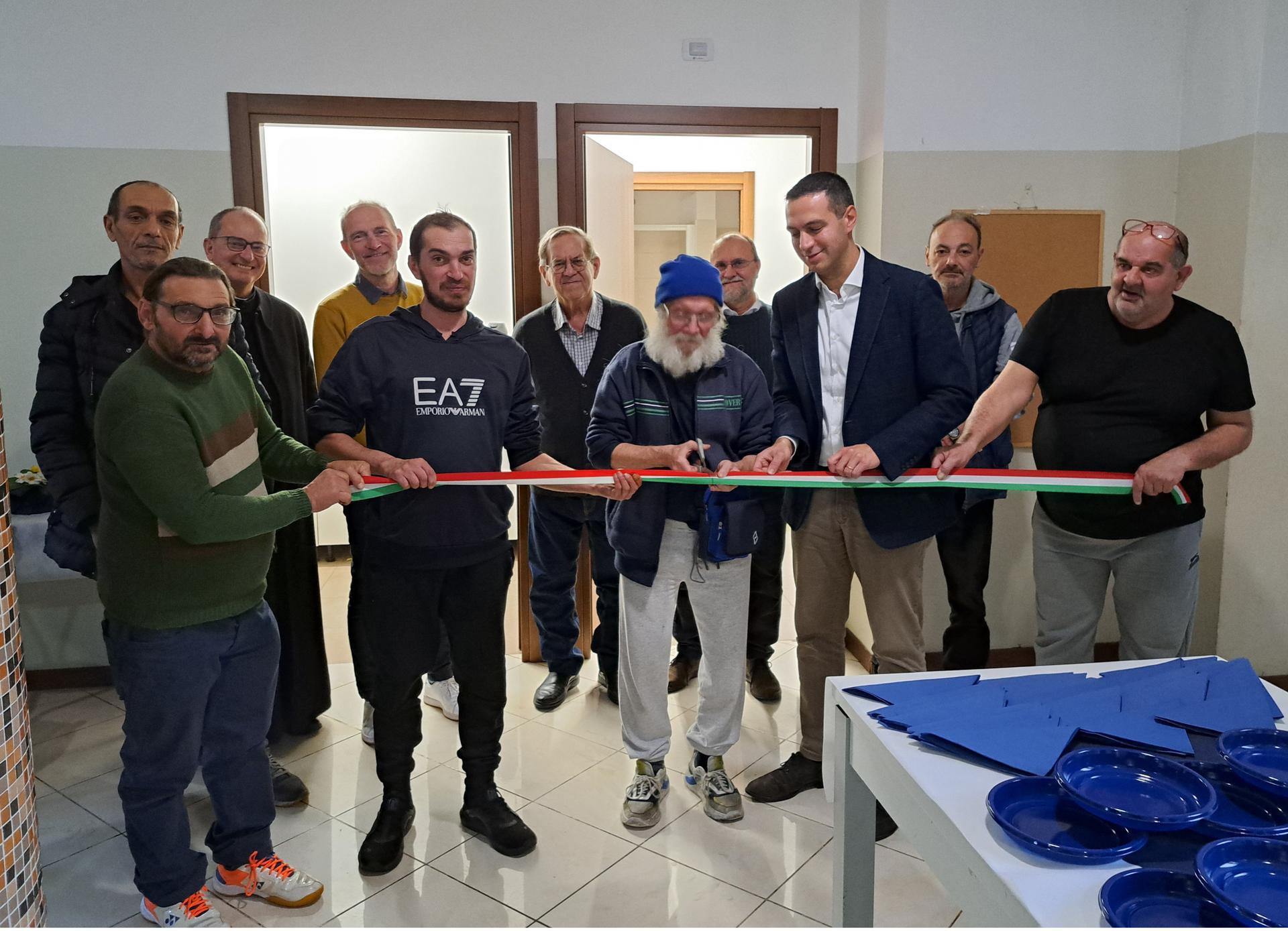 inaugurazione degli spazi riqualificati a Casa Itaca taglio del nastro 