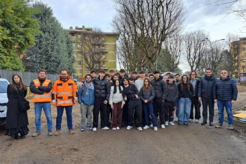 studenti con i docenti, il Sindaco e l'ingegner Covre in via Labriola