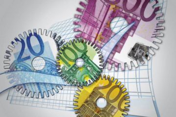 ingranaggi con disegnate banconote