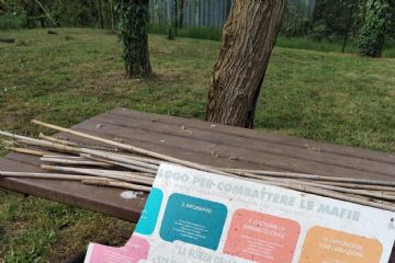 Uno dei pannelli vandalizzati e le bacchette strappate al Parco della legalità