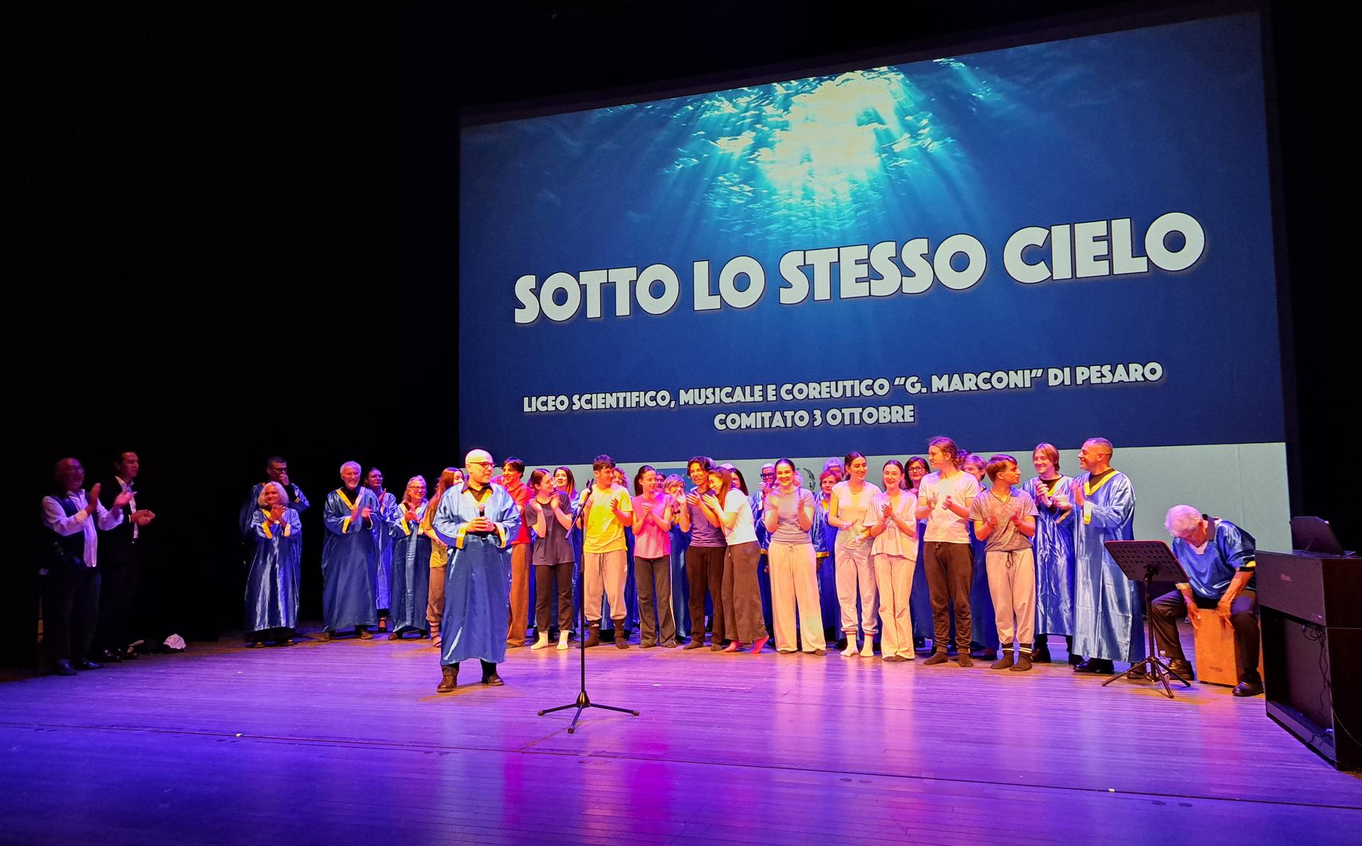 Il canto finale con coristi e attori sul palco accanto a Vito Fiorino e al Sindaco Orlandi