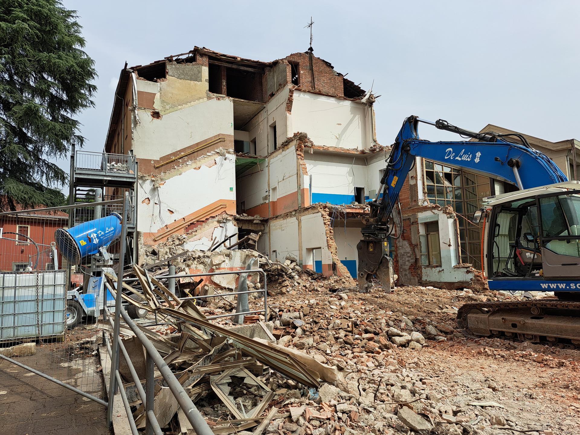 
Nella foto la demolizione della ex Scuola Marconi