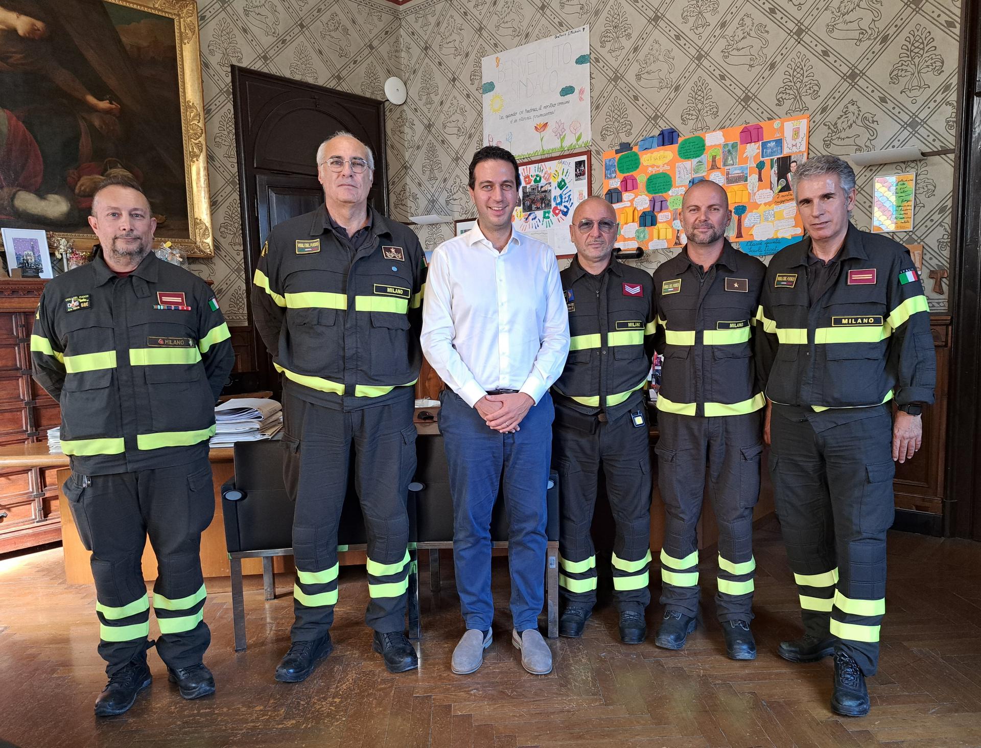  la delegazione in visita in Municipio: il Comandante Provinciale Mauro Caciolai alla sinistra del Sindaco Andrea Orlandi; il Capo Distaccamento Antonio Grimaldi è il primo da destra