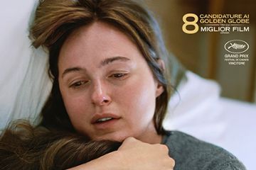 locandina film Sentimental Value le due sorelle protagoniste strette in un abbraccio