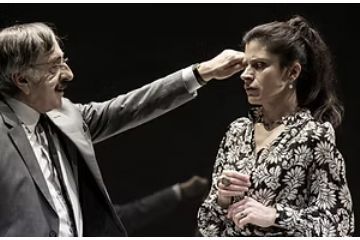 una  scena con due attori
