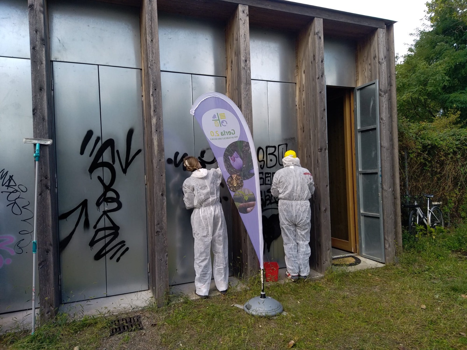 gruppo di  volontari hanno che sta pulendo  il Parco dei Fontanili, cancellando i graffiti su gran parte della struttura  