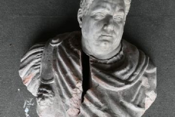 busto lapideo spaccato a metà