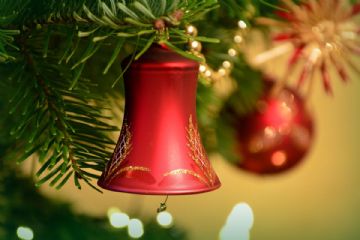 particolare albero di Natale campanella rossa  in primo piano