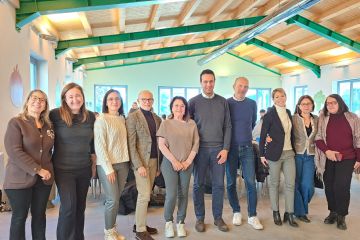 La giunta insieme con le insegnanti e la vicepreside nel nuovo refettorio