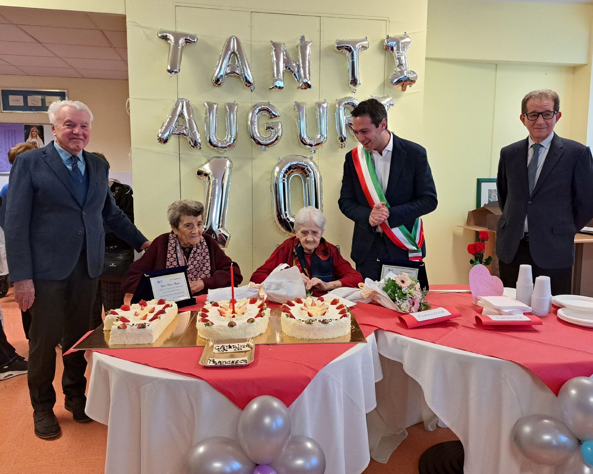 Il Sindaco Andreea Orlandi con le due centenarie e i vertici di Fondazione Restelli