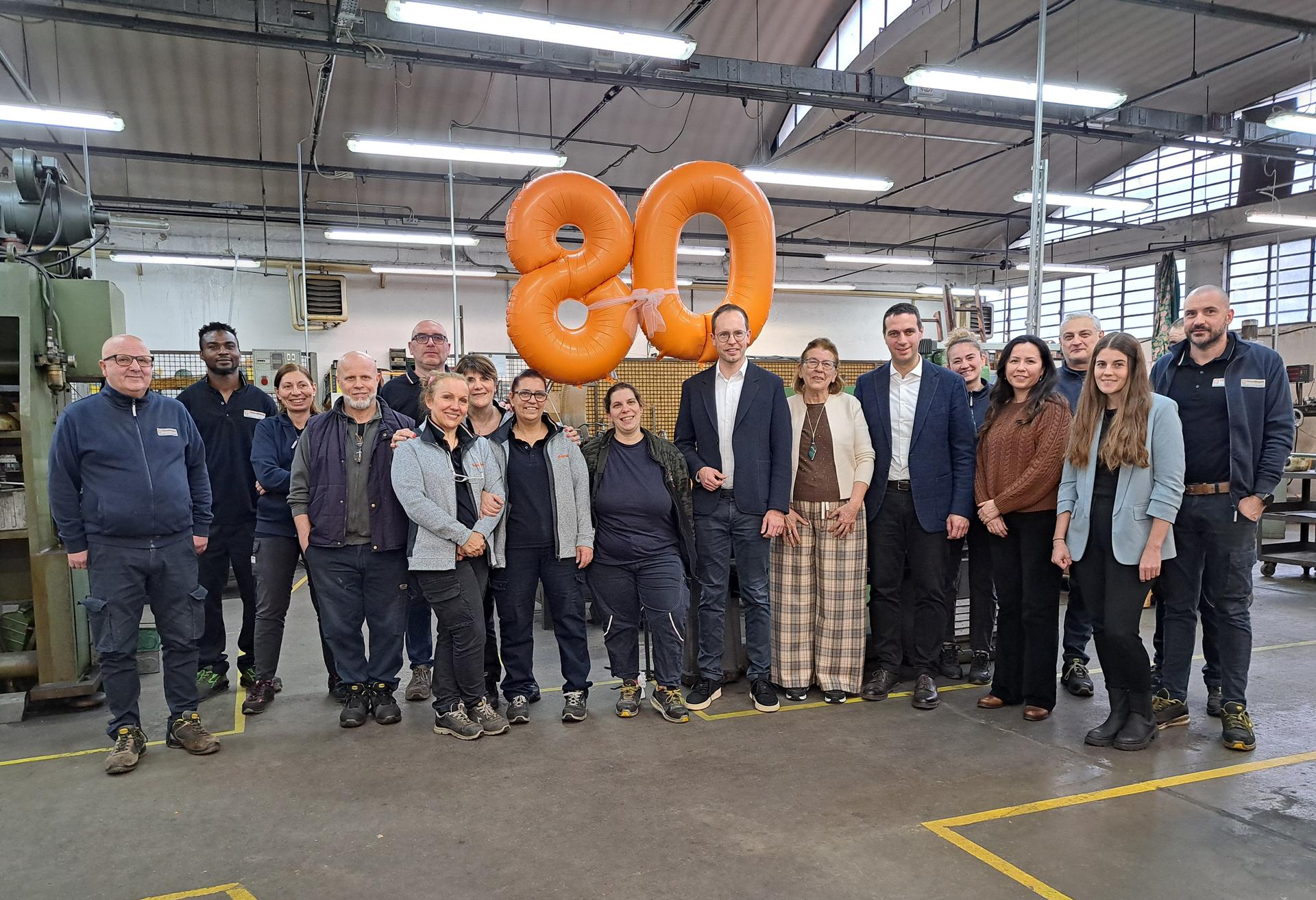 il Sindaco con amministratore, dirigenza e operai in via Canova