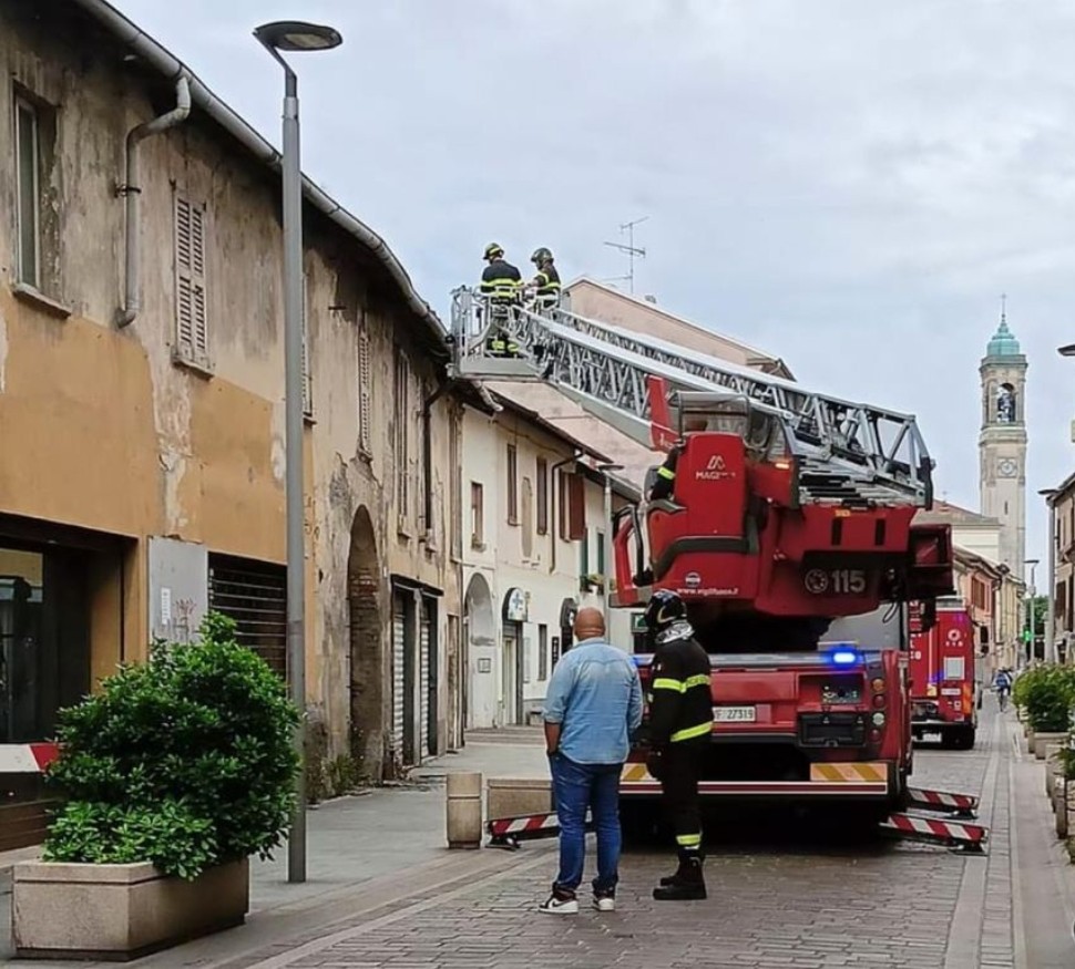Rudere in via Matteotti e camion vigli del fuoco
