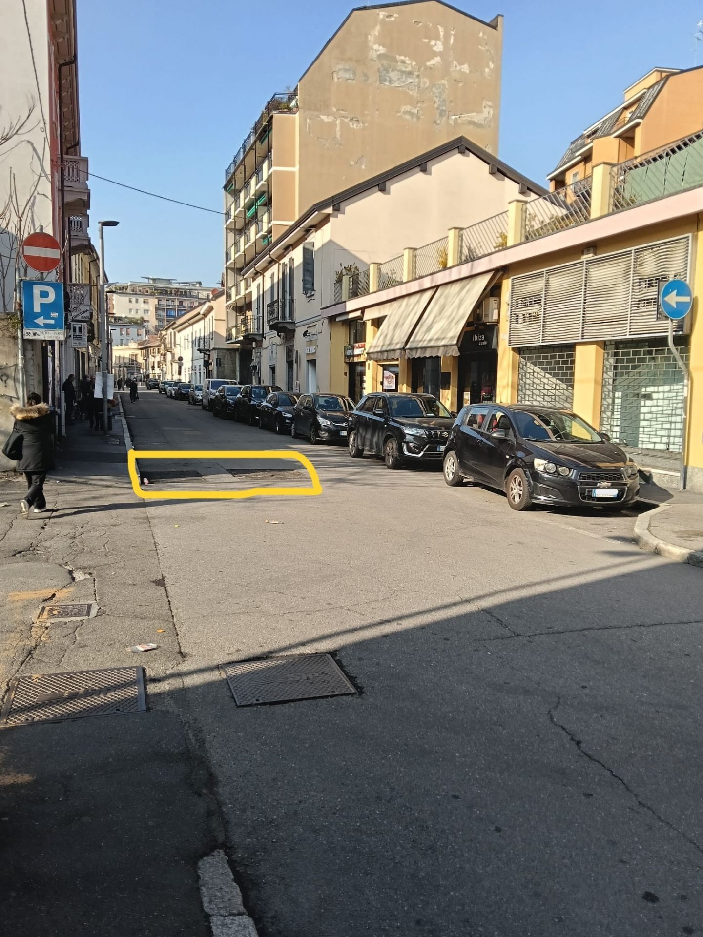  cedimenti che si sono creati su due buche in via Garibaldi di fronte al civico 55. circoscritti con il giallo
