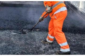 Asfaltature in via Serra e in via Redipuglia durante la notte