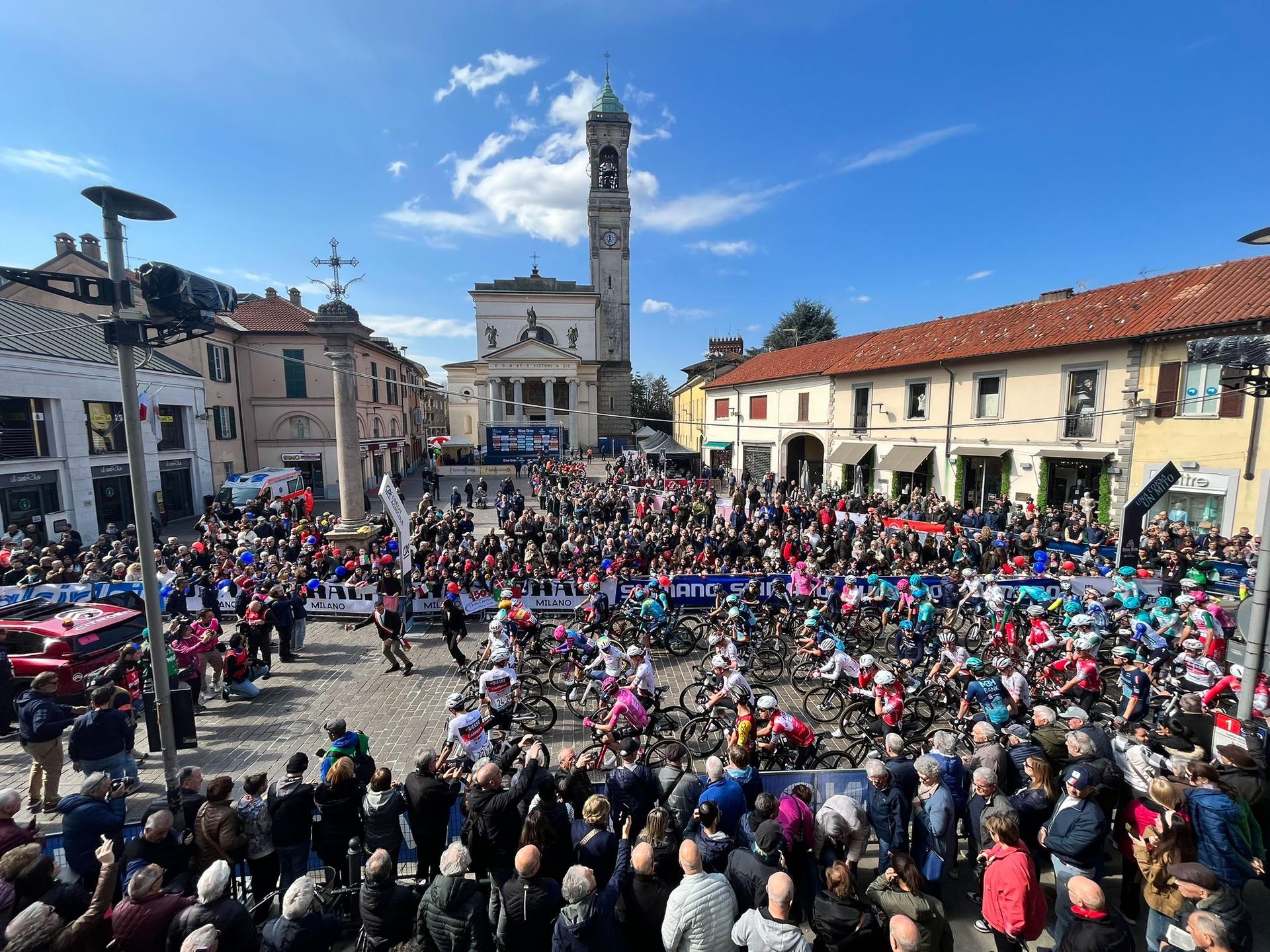 Panoramica fotografica dall'alto di piazza Visconti a Rho nel momento della partenza della gara ciclistica Milano-Torino 2026