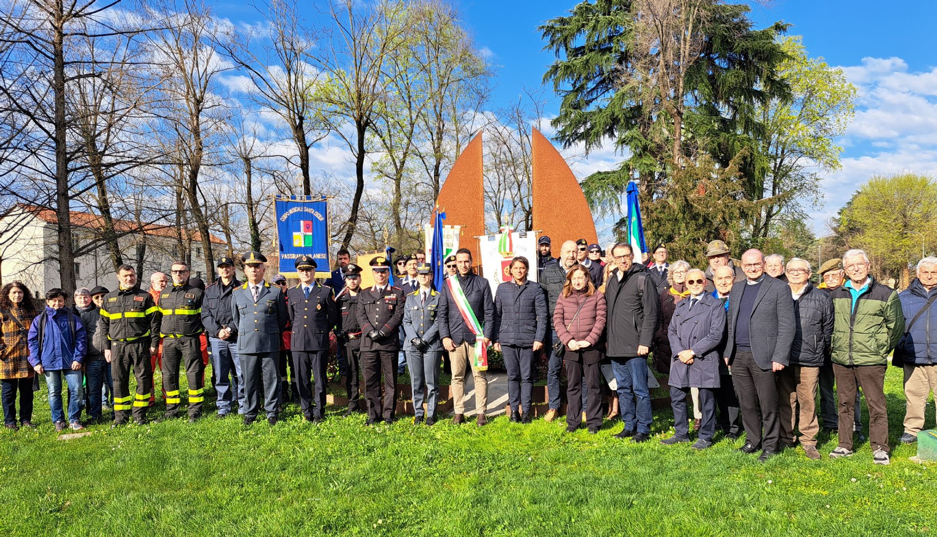 I partecipanti alla cerimonia al Memoriale Grande Parentesi