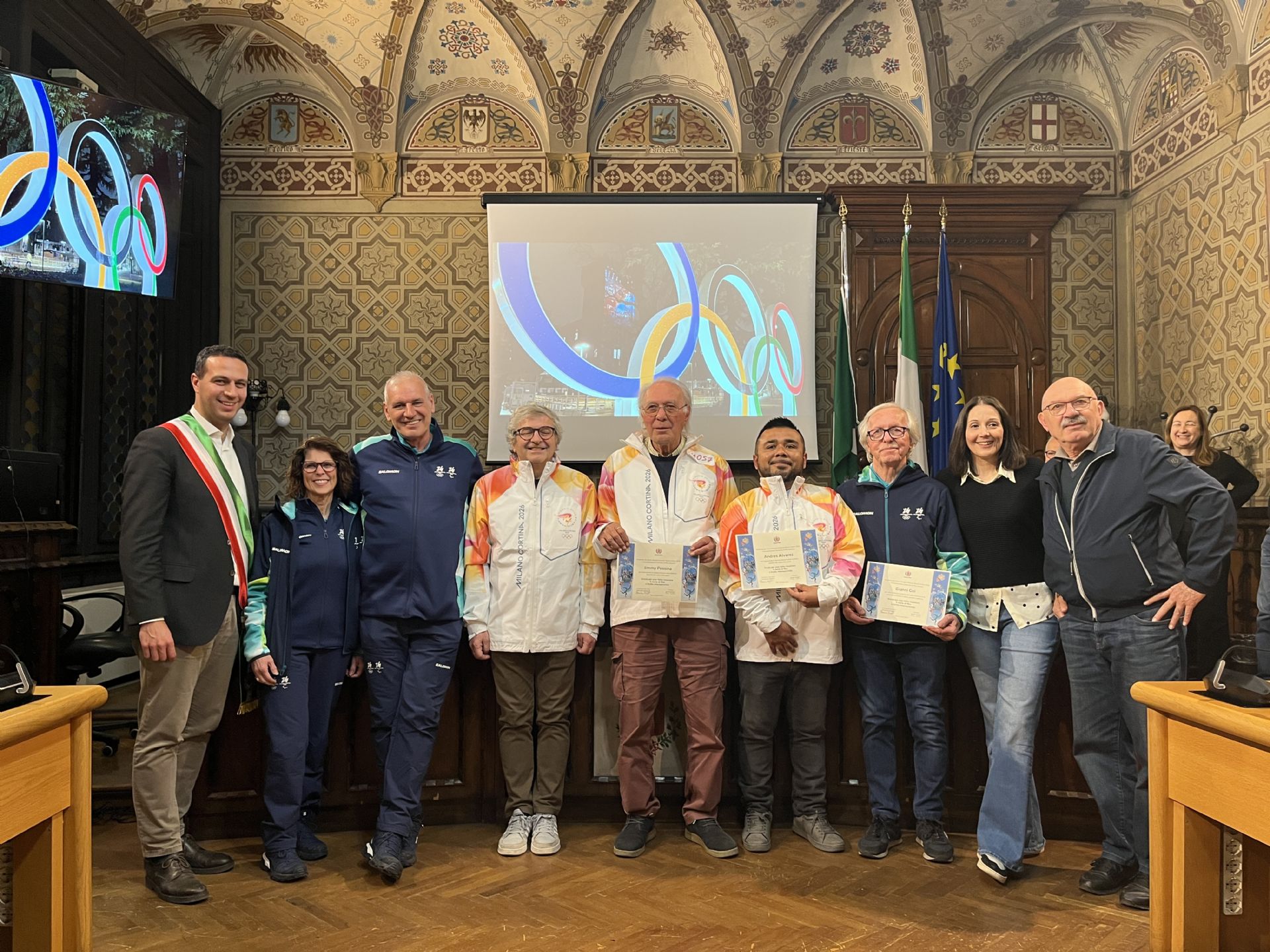 Volontari e tedofori con gli attestati appena ricevuti