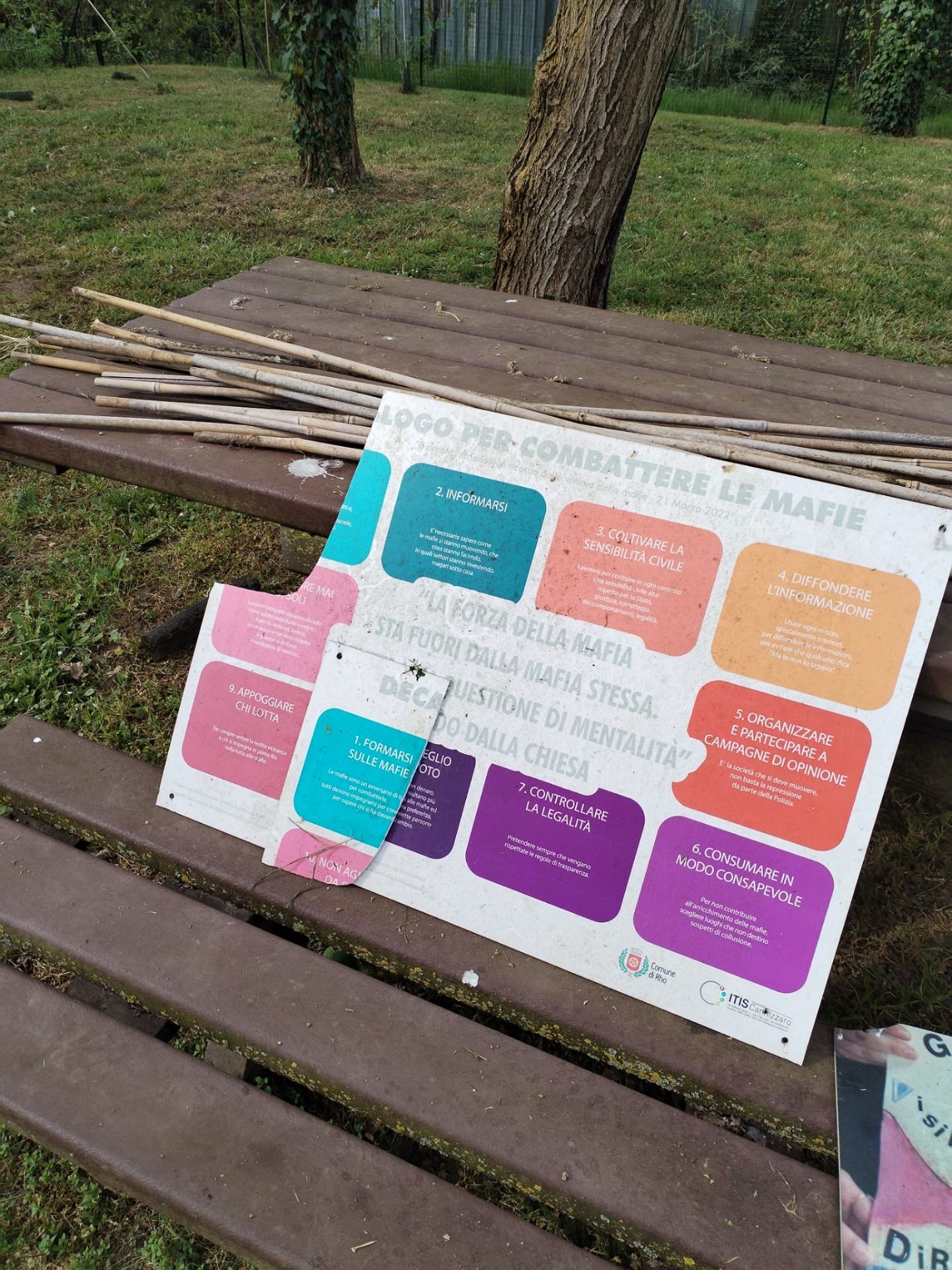 Uno dei pannelli vandalizzati e le bacchette strappate al Parco della legalità