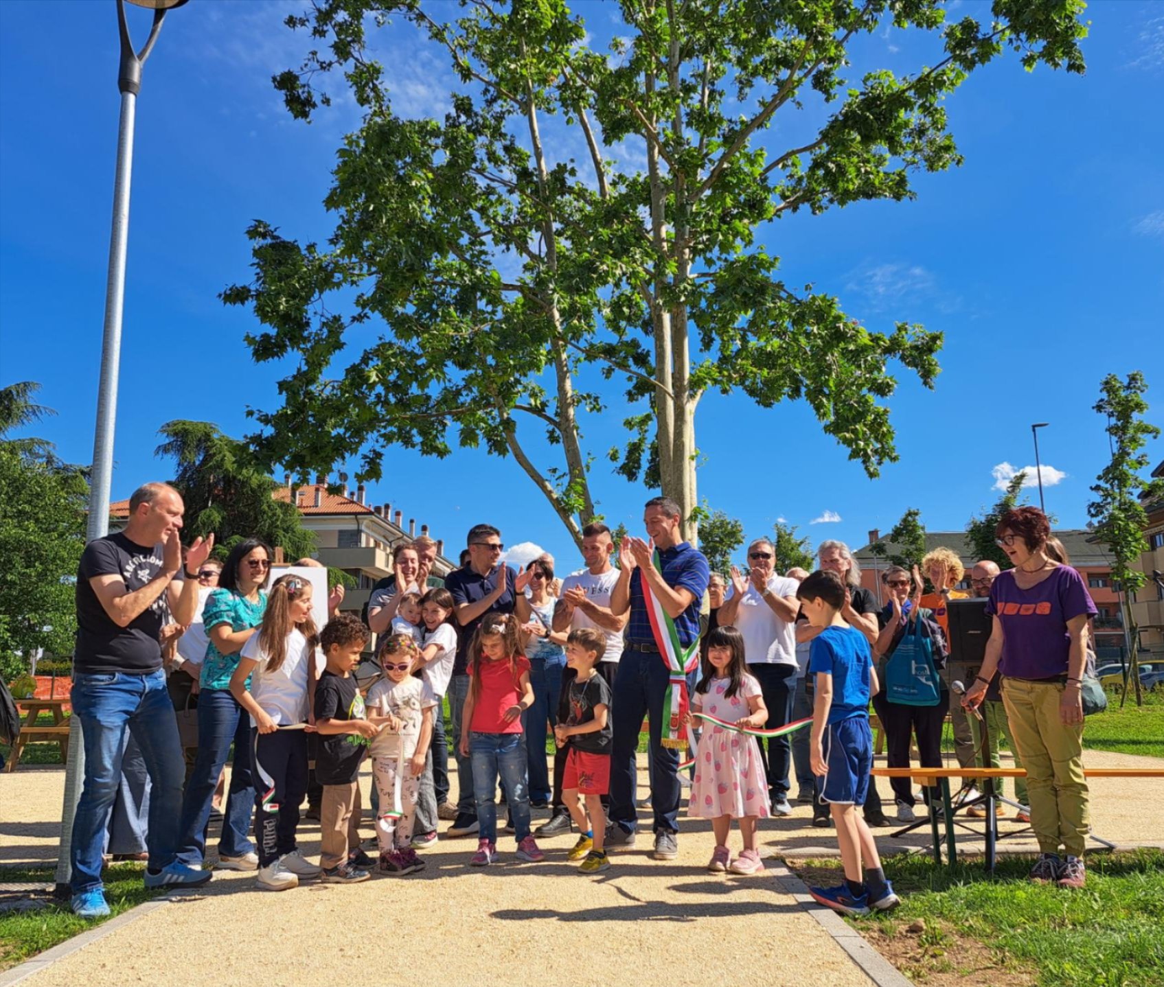 Nella foto il taglio del nastro al giardino di via Verbania