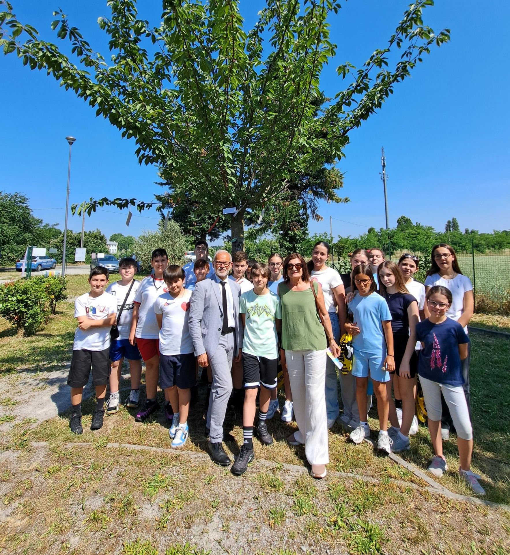 i partecipanti alla cerimonia odierna accanto all'albero piantato per ricordare Falcone, Borsellino e gli agenti delle loro scorte al Parco della Legalità di Rho