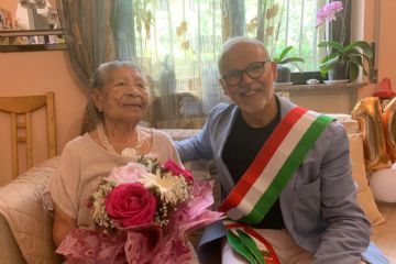 La signora Mirtha Esther Gonzales Reyes con l'assessore Nicola Violante