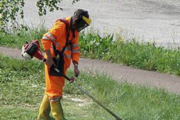 operatore che taglia  l'erba
