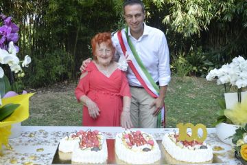 La signora Maria Raggio e il sindaco Andrea Orlandi