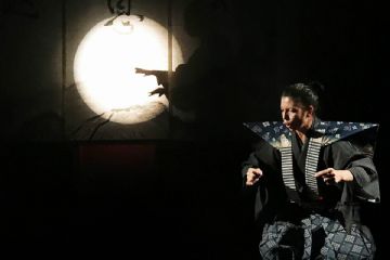 danzatore giapponese e luna