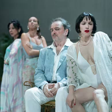 al centro Natalino Balasso e tre attrici dello spettacolo