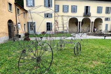 "La cultura che se ne va": la scultura dell'artista Giuliano Cataldo Giancotti esposta nel cortile nobile di Villa Burba. La scultura rappresenta un libro che fa da cocchiere di una carrozza che trasporta due personaggi, Dante Alighieri e la Venere di Milo.