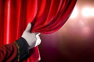 Nell' immagine una mano che sposta il sipario di un teatro. Nel comunicato si parla di sostegni per spettacoli, concerti, iniziative dedicate ai giovani.